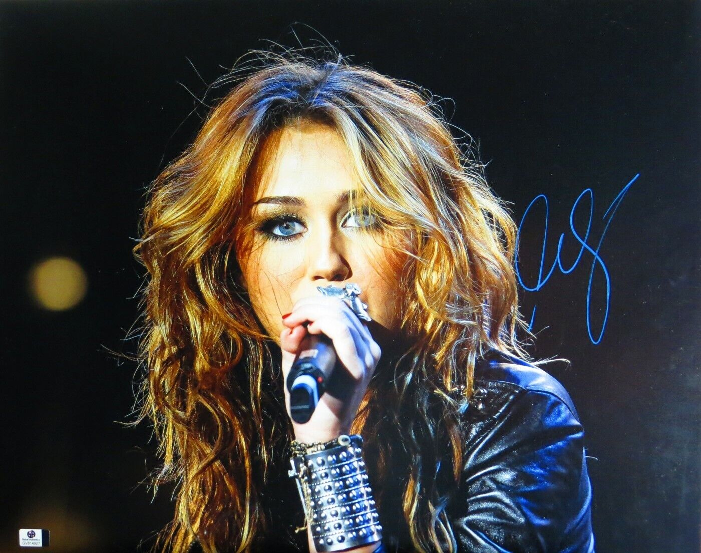 Miley Cyrus Signed Autographed 16X20 Photo Poster painting Sexy Cute Signing Close-Up GV814927