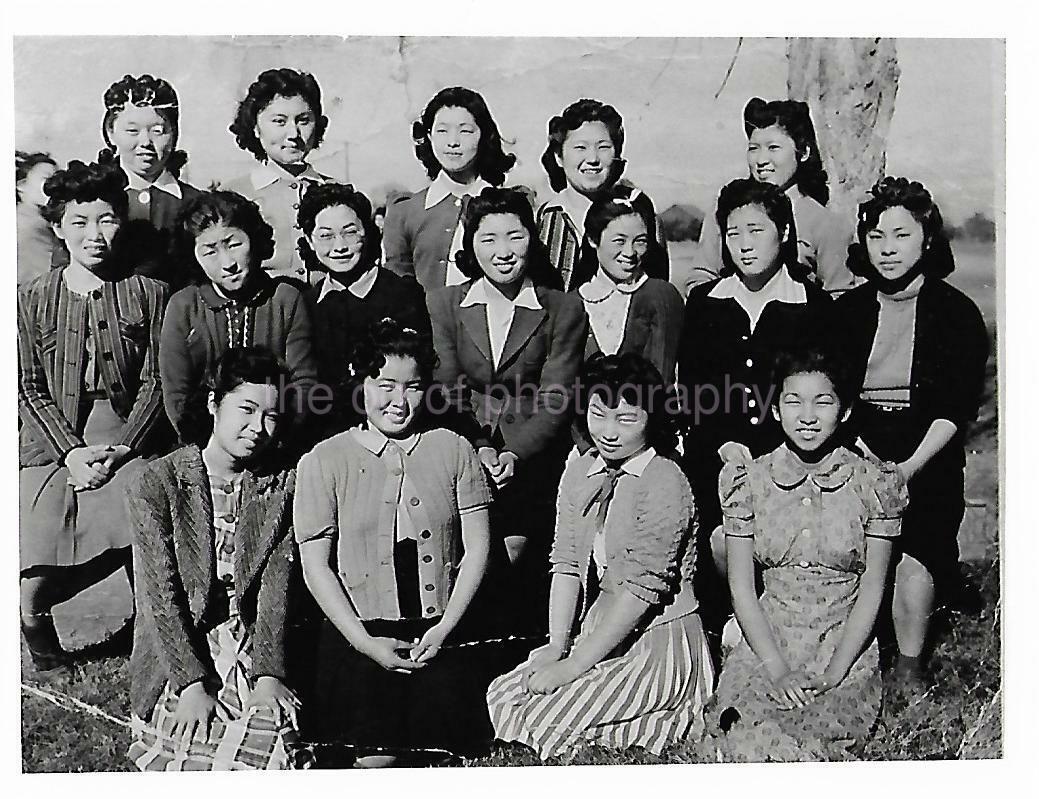 16 YOUNG ASIAN WOMEN Found Photo Poster paintinggraph bw GROUP PORTRAIT Original VINTAGE 04 2 A