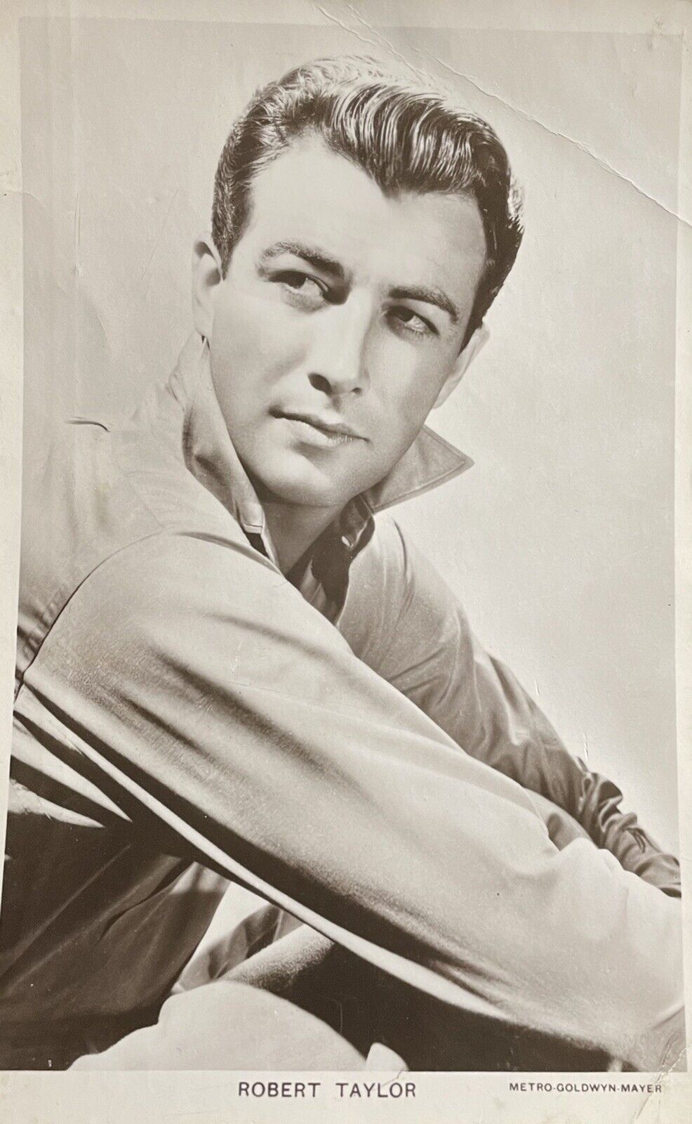 ROBERT TAYLOR, AMERICAN FILM & TV ACTOR -  Photo Poster painting POSTCARD