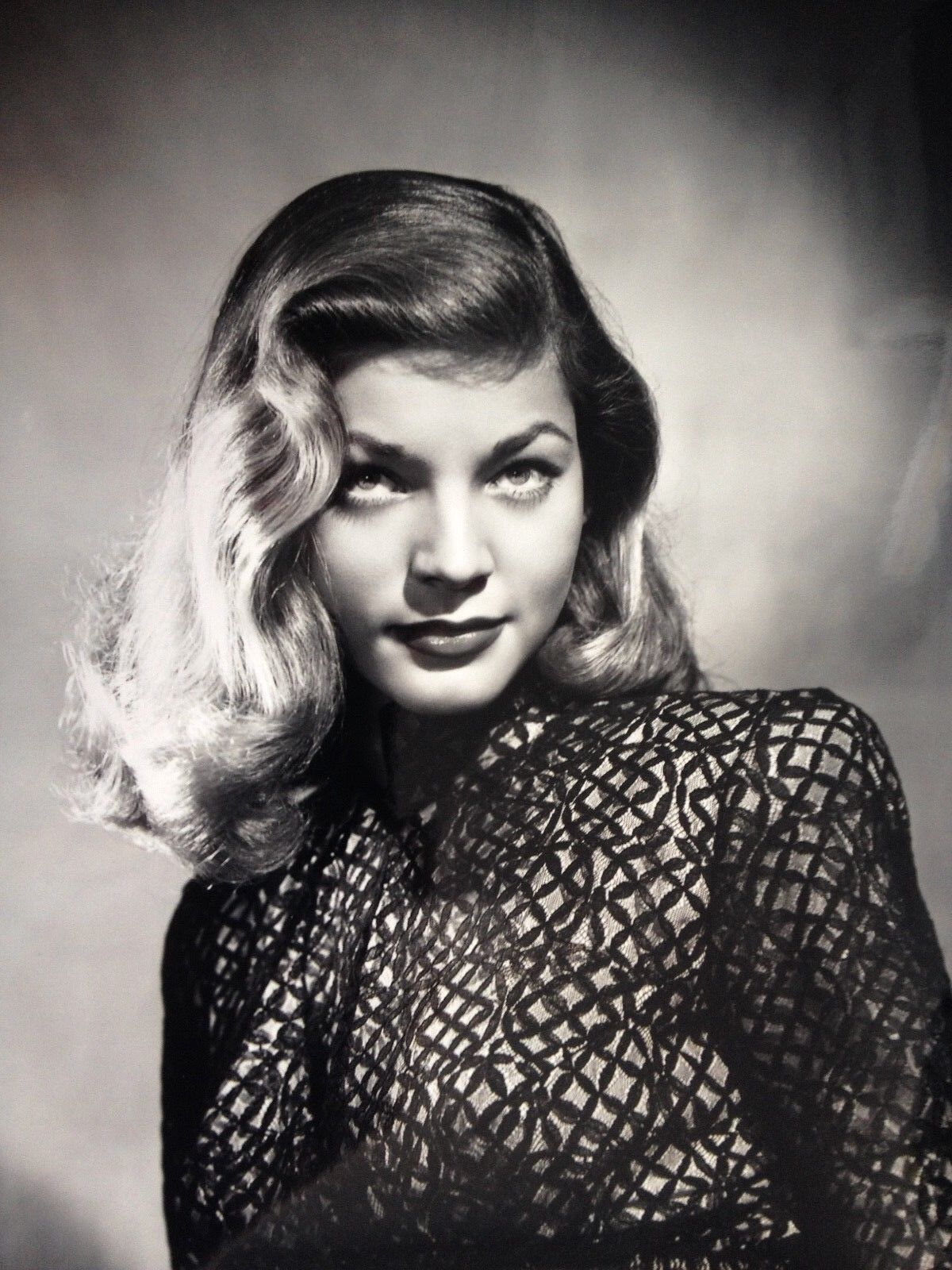 LAUREN BACALL ( 7 ) - LEGENDARY HOLLYWOOD ACTRESS - SUPERB UNSIGNED Photo Poster paintingGRAPH