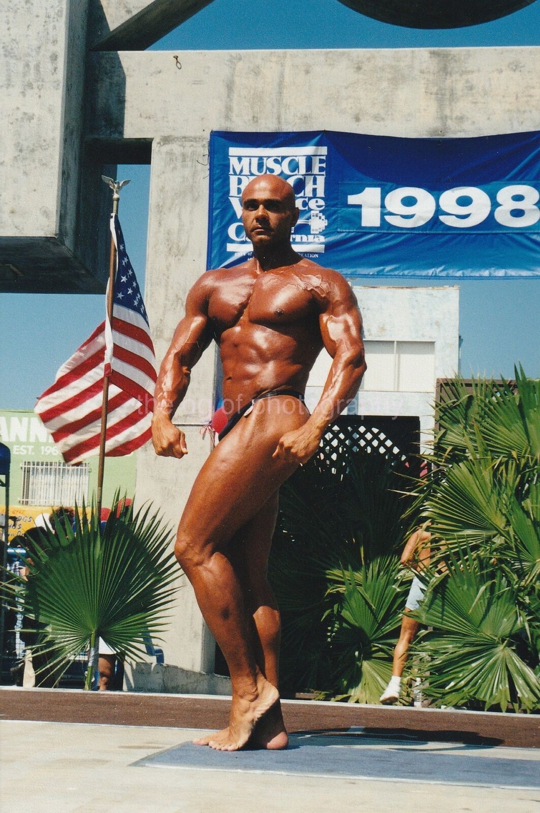 MUSCLE MAN Found Photo Poster painting Photo Poster paintingGRAPHER GENE MOZEE Bodybuilding VENICE BEACH 91 4 D