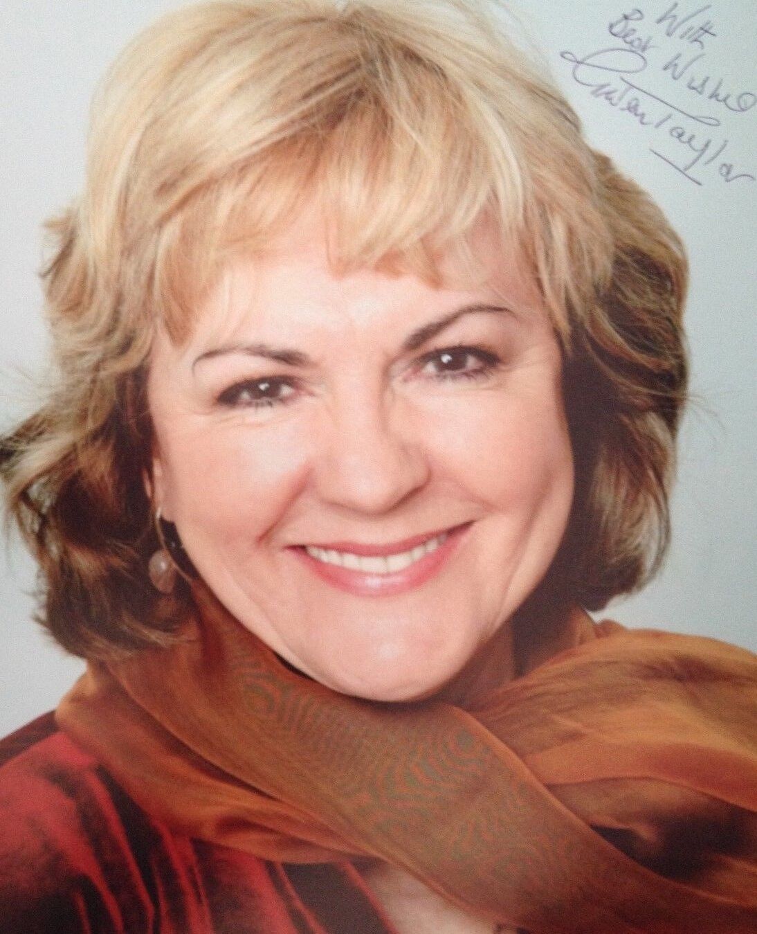 GWEN TAYLOR - POPULAR BRITISH ACTRESS- SUPERB SIGNED Photo Poster paintingGRAPH