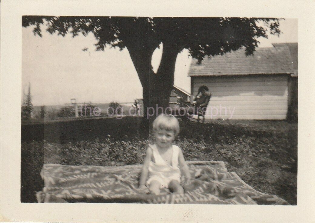 LITTLE KID Vintage FOUND Photo Poster paintingGRAPH bwOriginal Snapshot 92 11 X