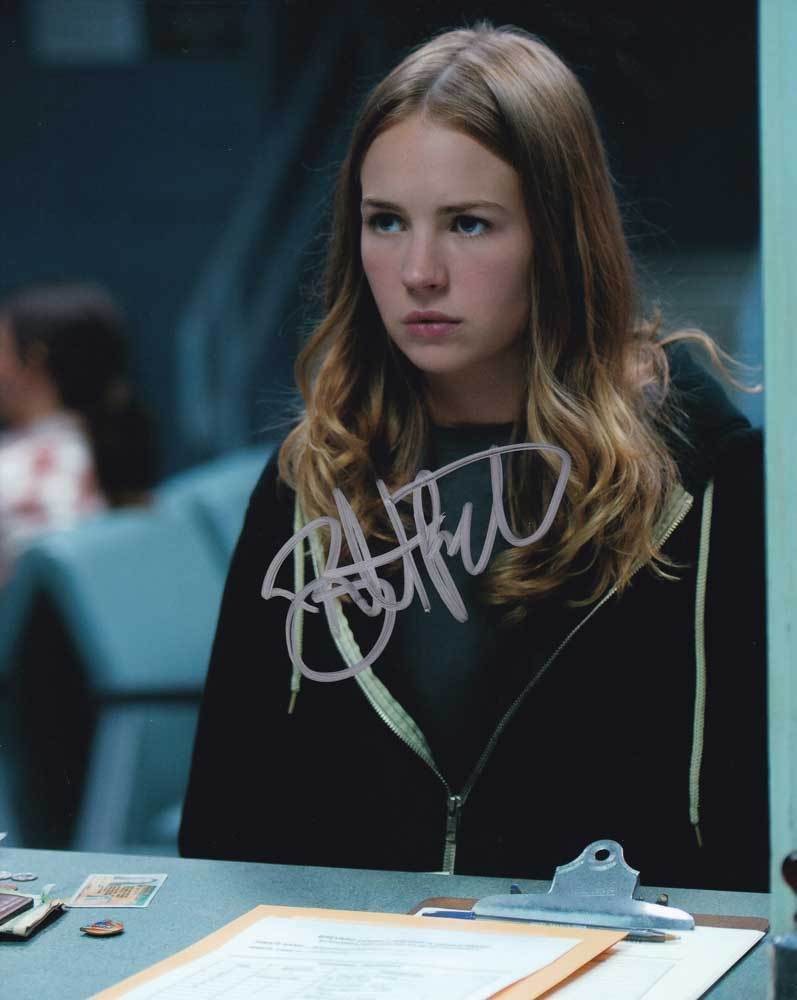 Britt Robertson In-Person AUTHENTIC Autographed Photo Poster painting SHA #53903