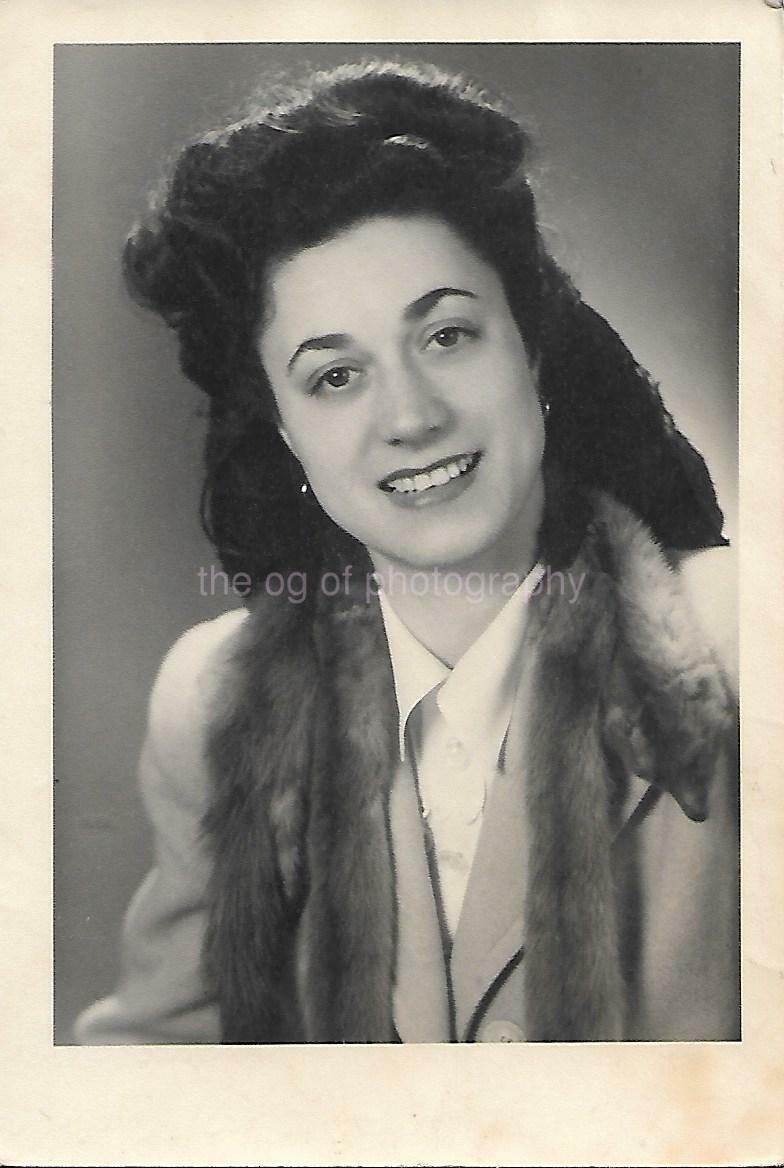 1940's GIRL Found Photo Poster painting bwOriginal WIOMAN Portrait VINTAGE 06 27