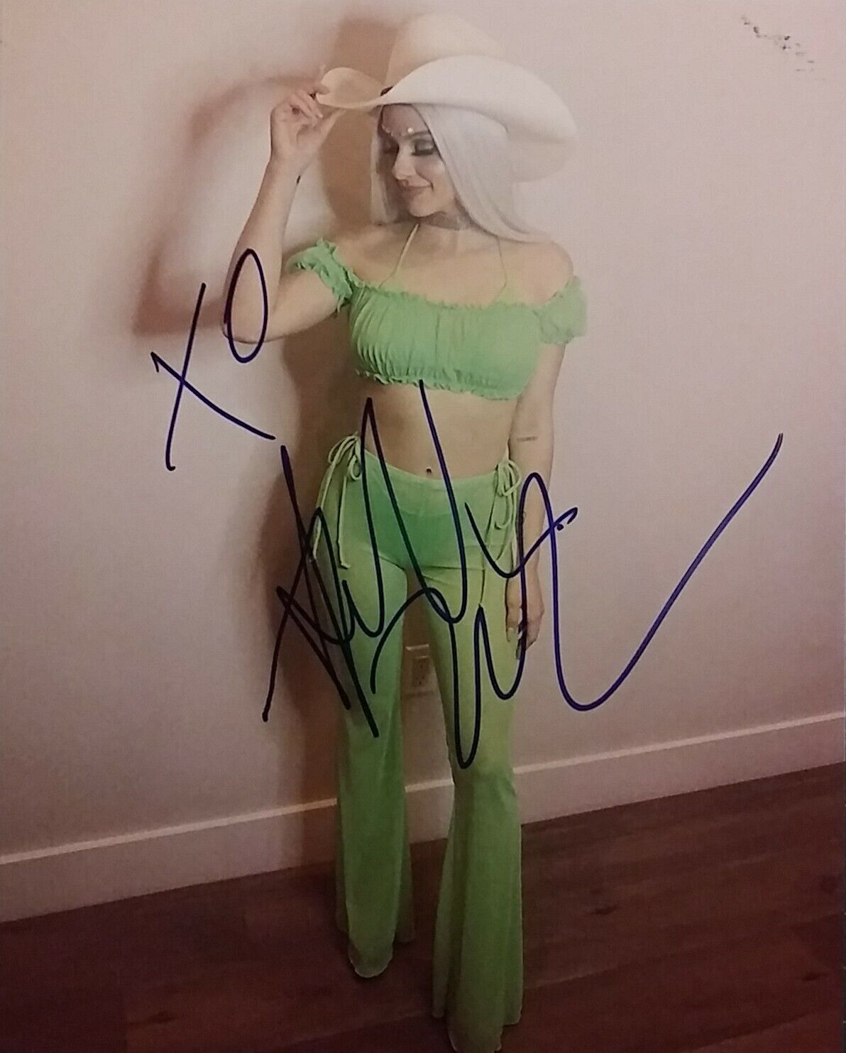 Ariel Winter signed 8 x 10