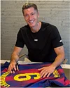 Camisa oficial do Barcelona assinada por Robert Lewandowski para a temporada 2025-26.