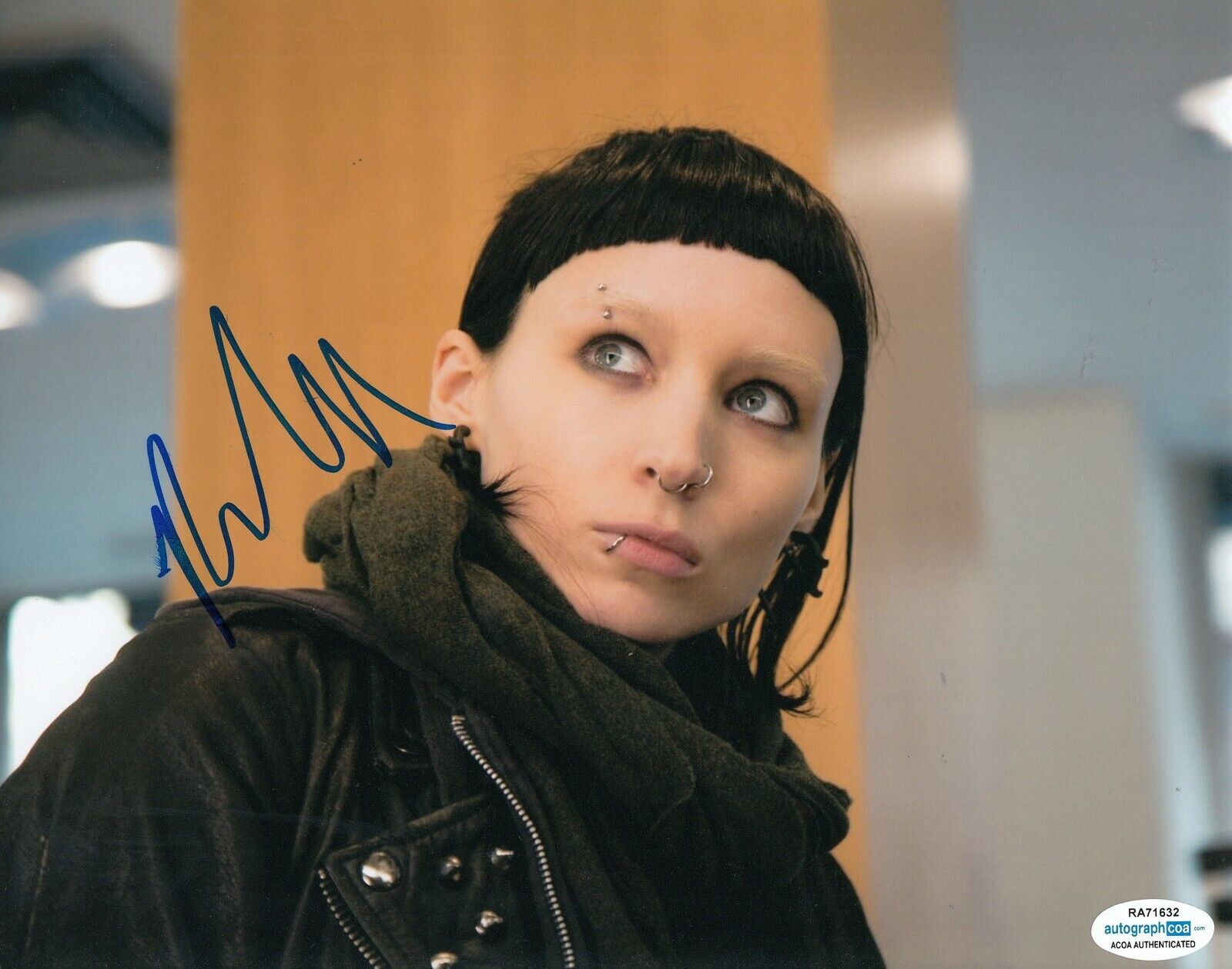 ROONEY MARA signed (THE GIRL WITH THE DRAGON TATTOO) 8X10 Photo Poster painting *Lisbeth* ACOA A