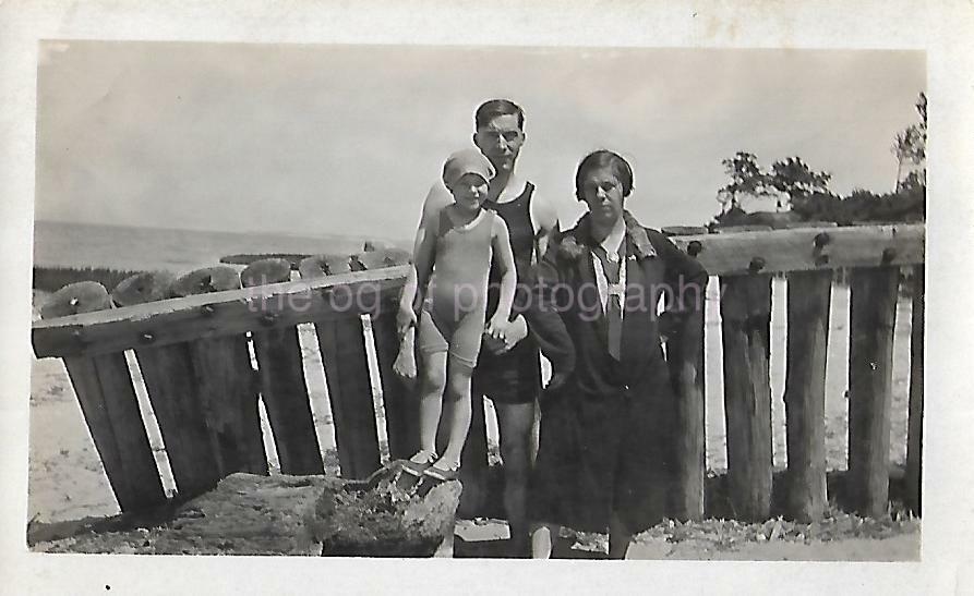 Vintage FOUND FAMILY Photo Poster paintingGRAPH bw SUMMER DAY Original Portrait 19 40 Q