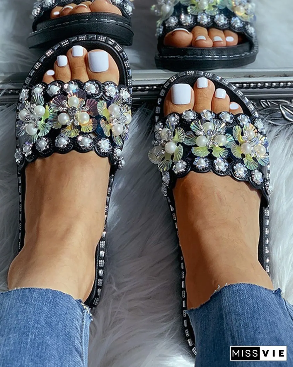 Beaded Flower Pattern Flat Sandals