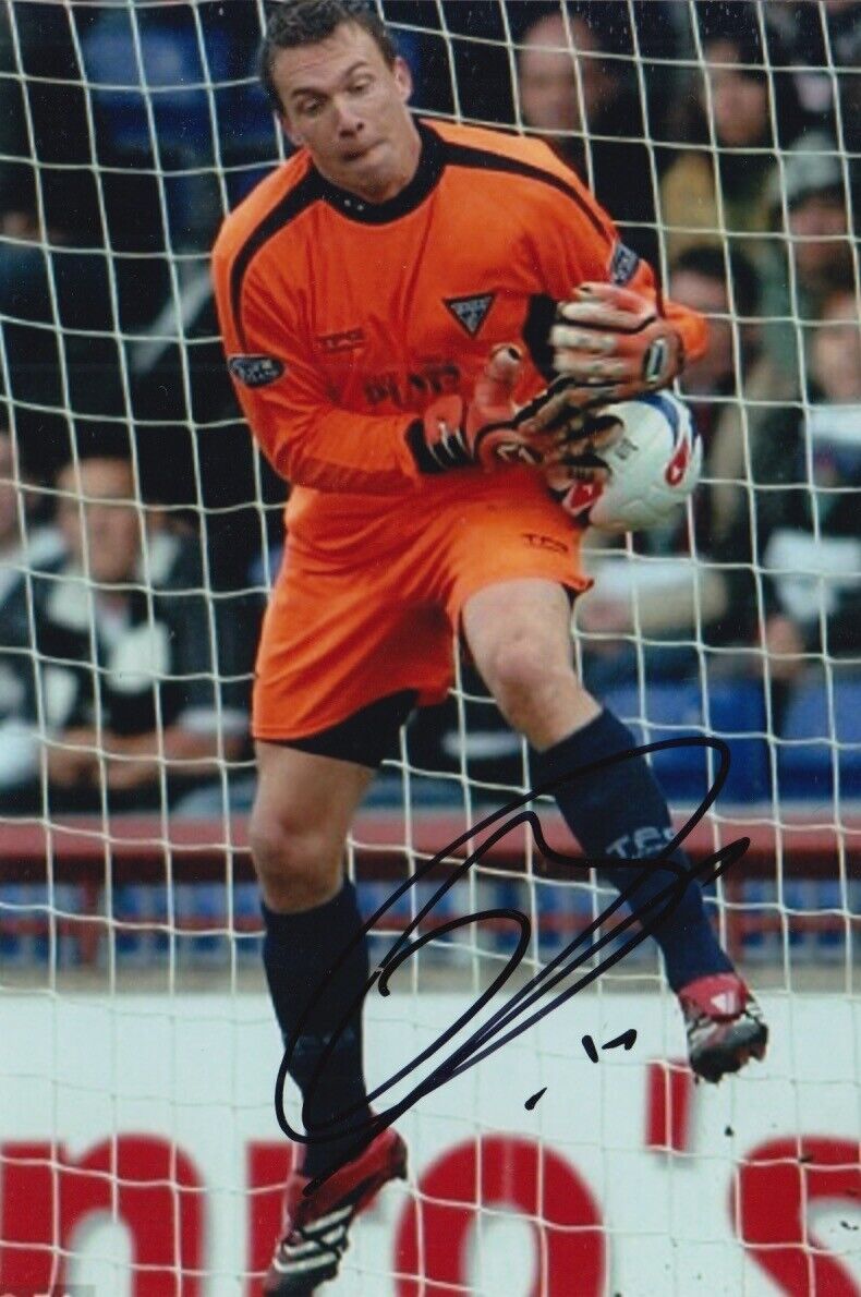 DORUS DE VRIES HAND SIGNED 6X4 Photo Poster painting DUNFERMLINE ATHLETIC FOOTBALL AUTOGRAPH