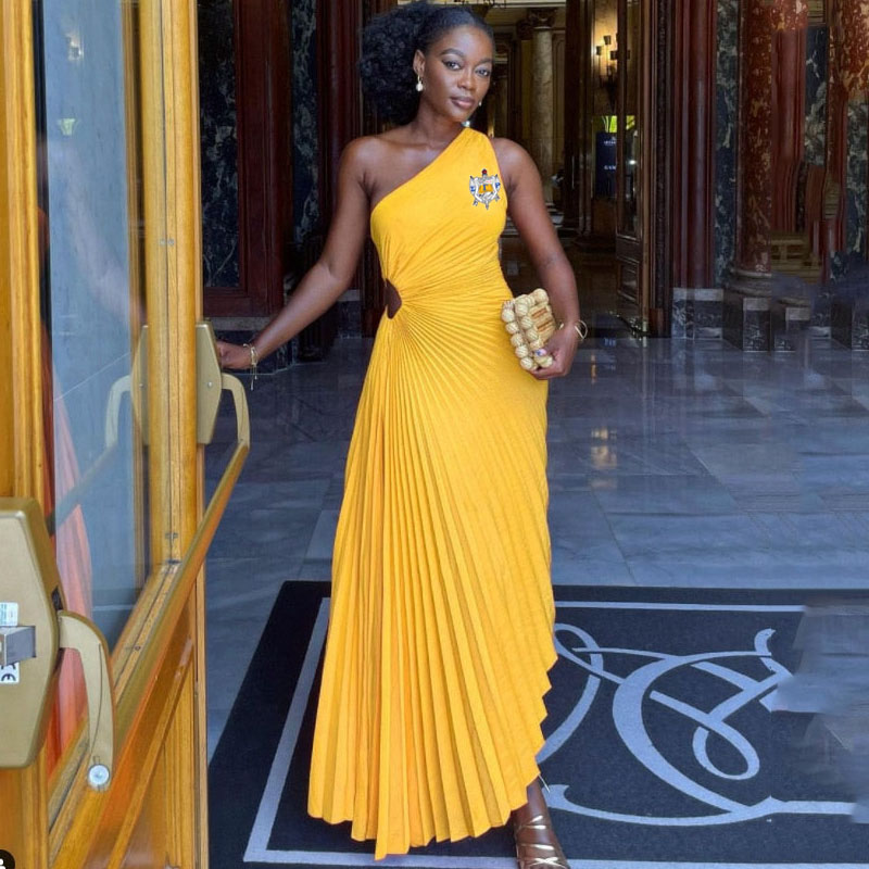 Faltenkleid mit One-Shoulder-Ausschnitt