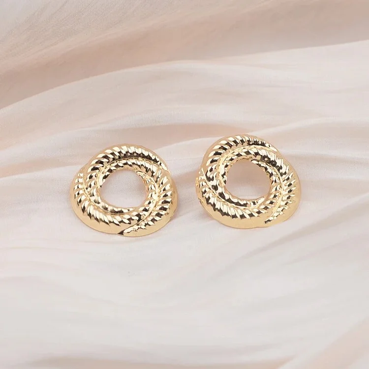 Metadun 2023 New Arrival Metal Twist Round Stripe Circle Stud Earrings for Women Fashion Vintage Simple Ear Jewelry Accessories Gift