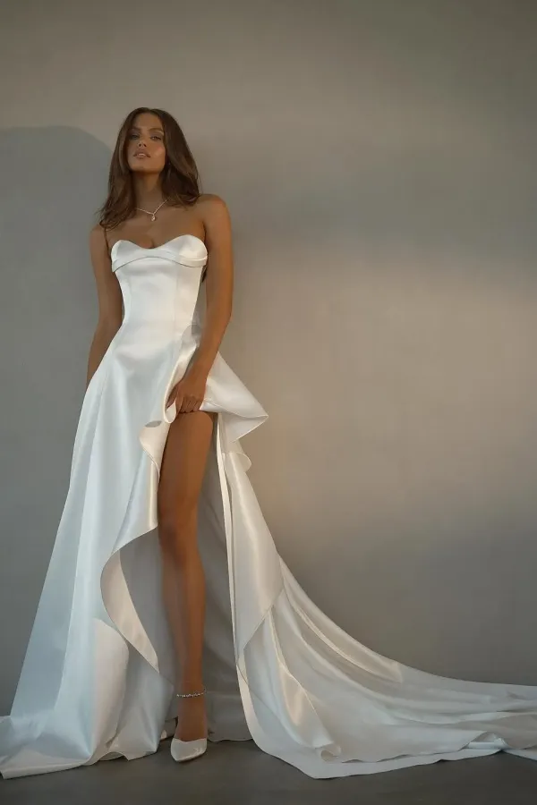 Lussooy Elegant White Sleeveless Sweetheart Satin Prom Dress with Split     