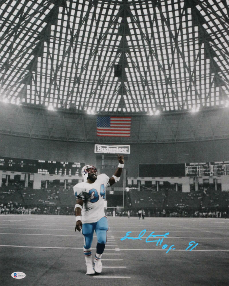 Earl Campbell Autographed B&W Pointing Up Spotlight 16x20 Photo Poster painting - Beckett W Auth