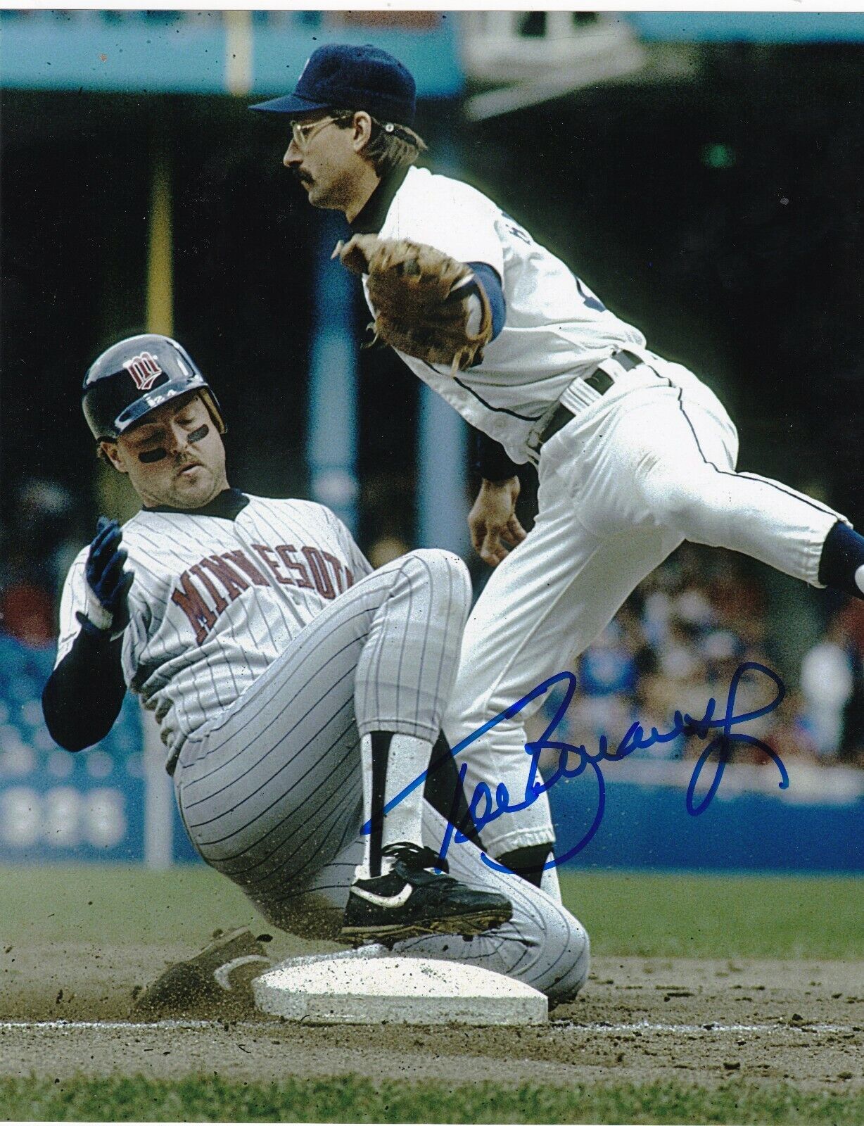 TOM BRUNANSKY MINNESOTA TWINS ACTION SIGNED 8x10