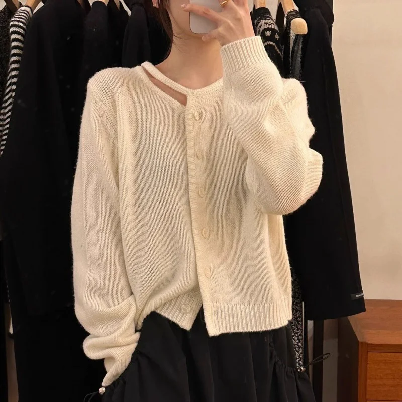 Uveng Uveng Heart Machine Women's Neckline Hollow Single Buckle Knitted Shirt 2024 New Loose Winter Small Sweater