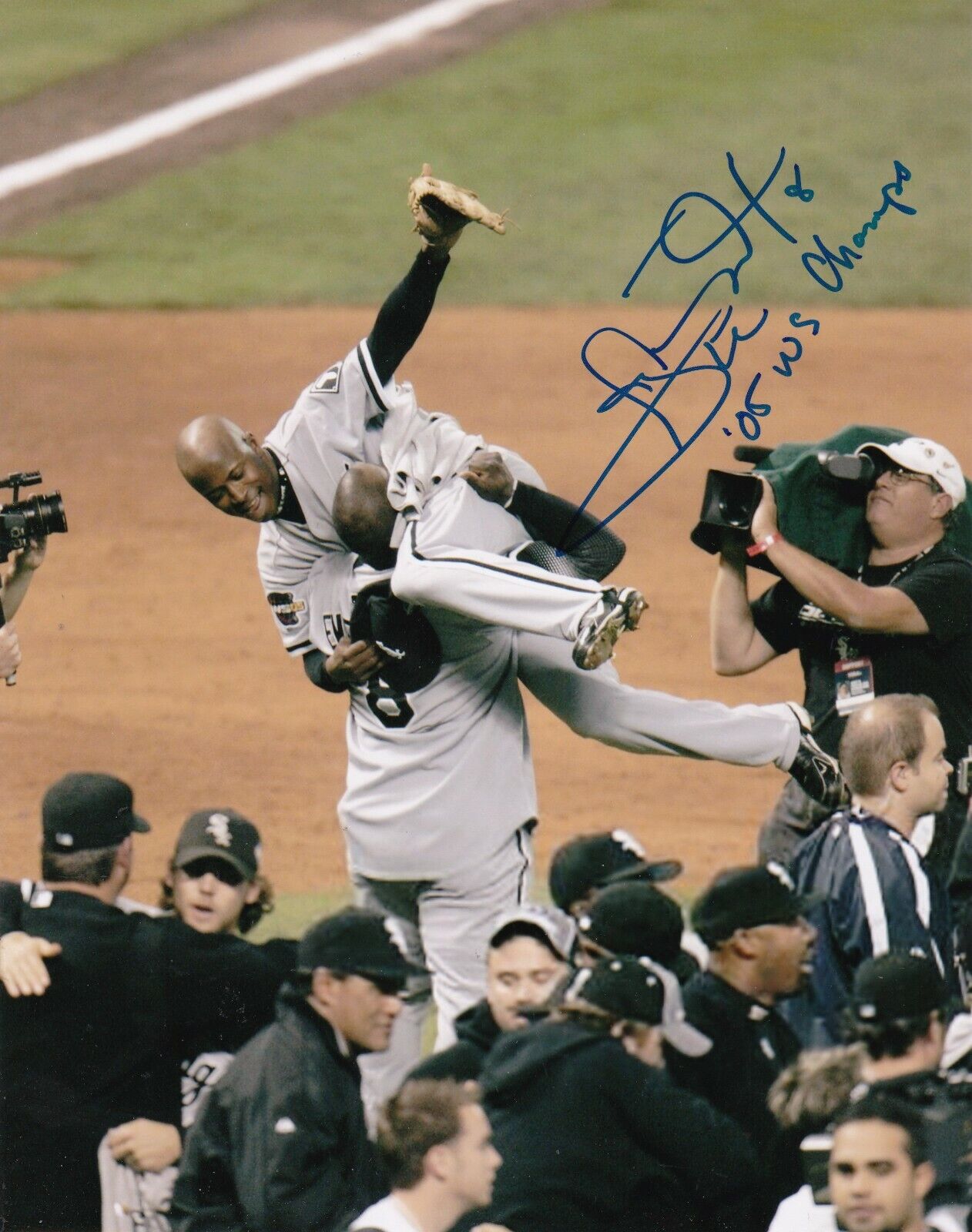 CARL EVERETT CHICAGO WHITE SOX 2005 WS CHAMPS ACTION SIGNED 8x10
