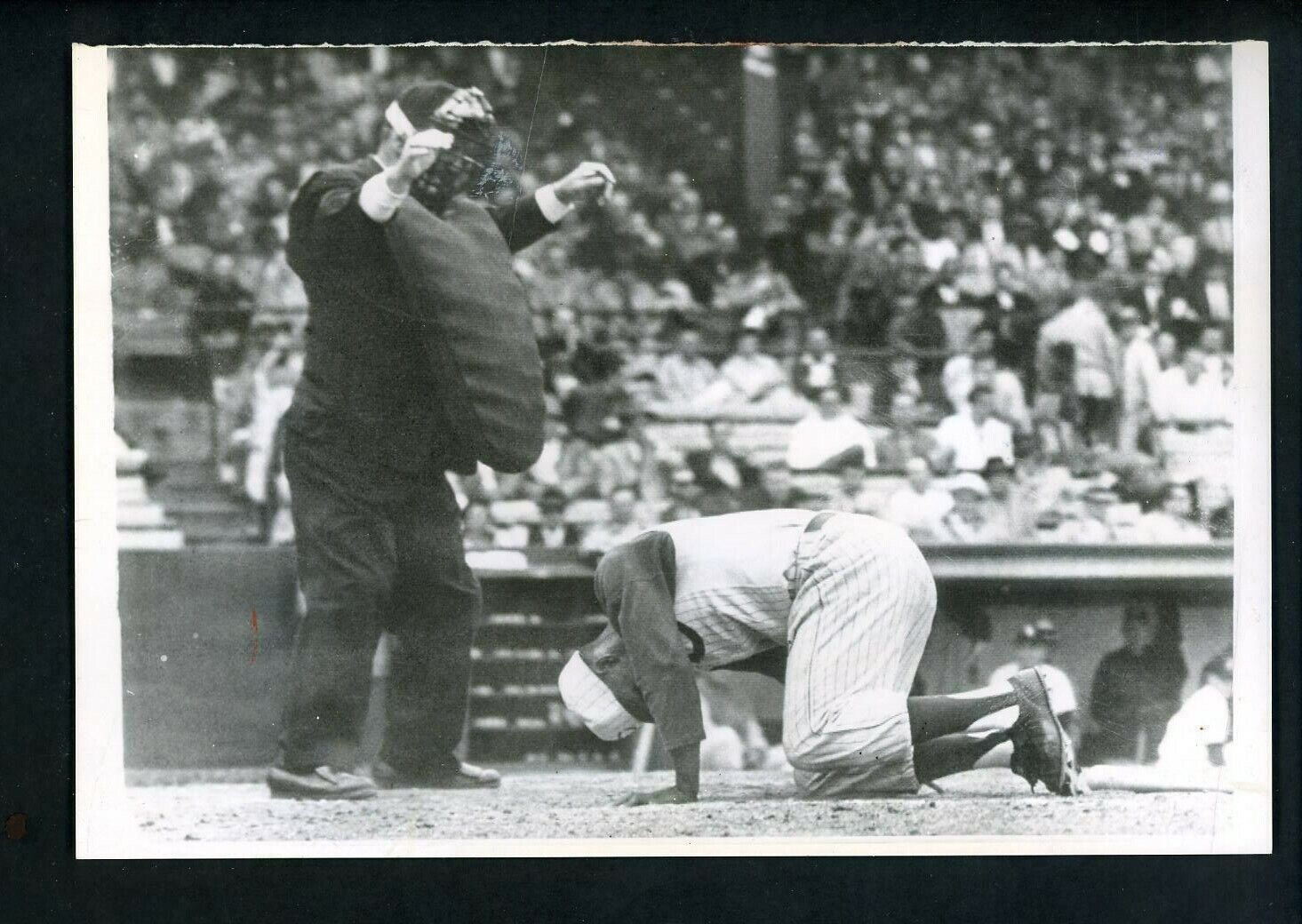 Vada Pinson & Umpire Bob Stewart 1959 Press Photo Poster painting Cincinnati Reds