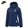 NIKE&reg; női sz&eacute;l- &eacute;s v&iacute;z&aacute;ll&oacute; kab&aacute;t l&eacute;g&aacute;teresztő GORE-TEX&reg; membr&aacute;nnal a meleg &eacute;s k&eacute;nyelmes viselet&eacute;rt.