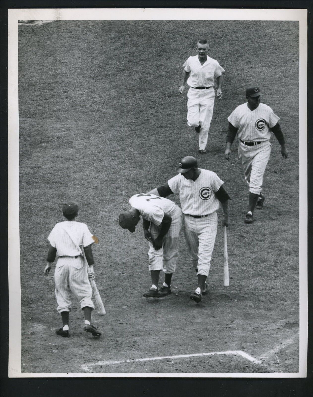 Ernie Banks injured 1958 Press Photo Poster painting Chicago Cubs