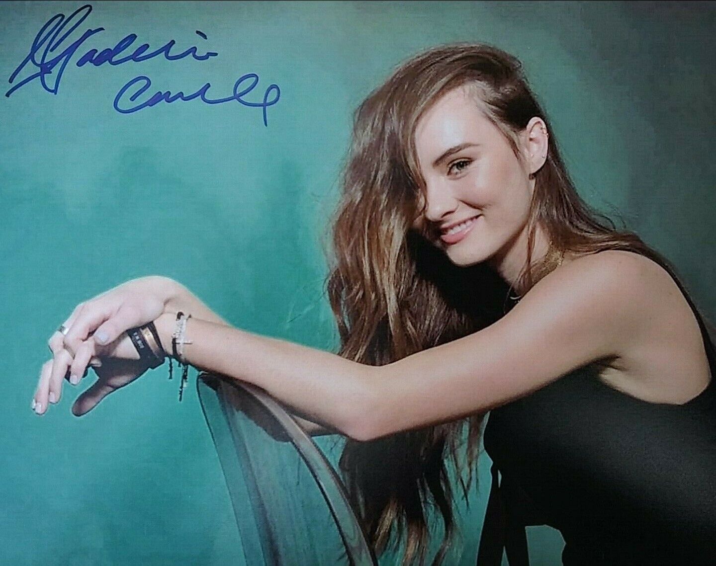 Madeline Carroll signed 8 x 10