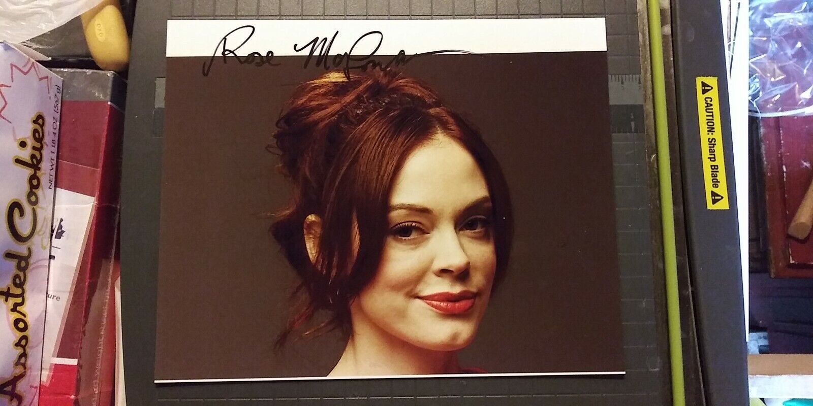 Rose McGowan signed 8x10