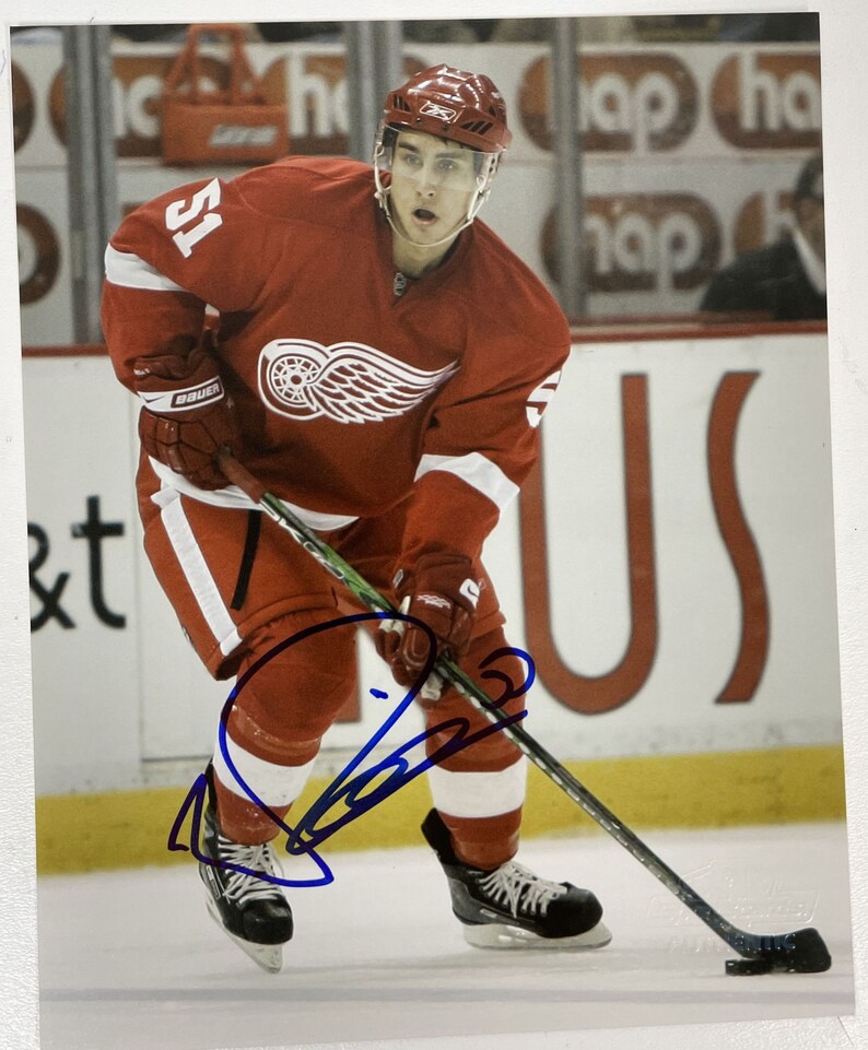 Valtteri Filppula Signed Autographed Glossy 8x10 Photo Poster painting Detroit Red Wings - COA Matching Holograms