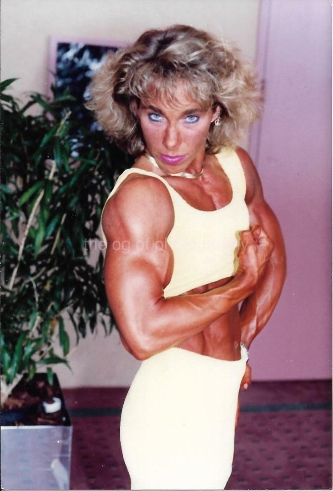 FEMALE BODYBUILDER 80's 90's FOUND Photo Poster painting Color MUSCLE WOMAN Original EN 16 23 E