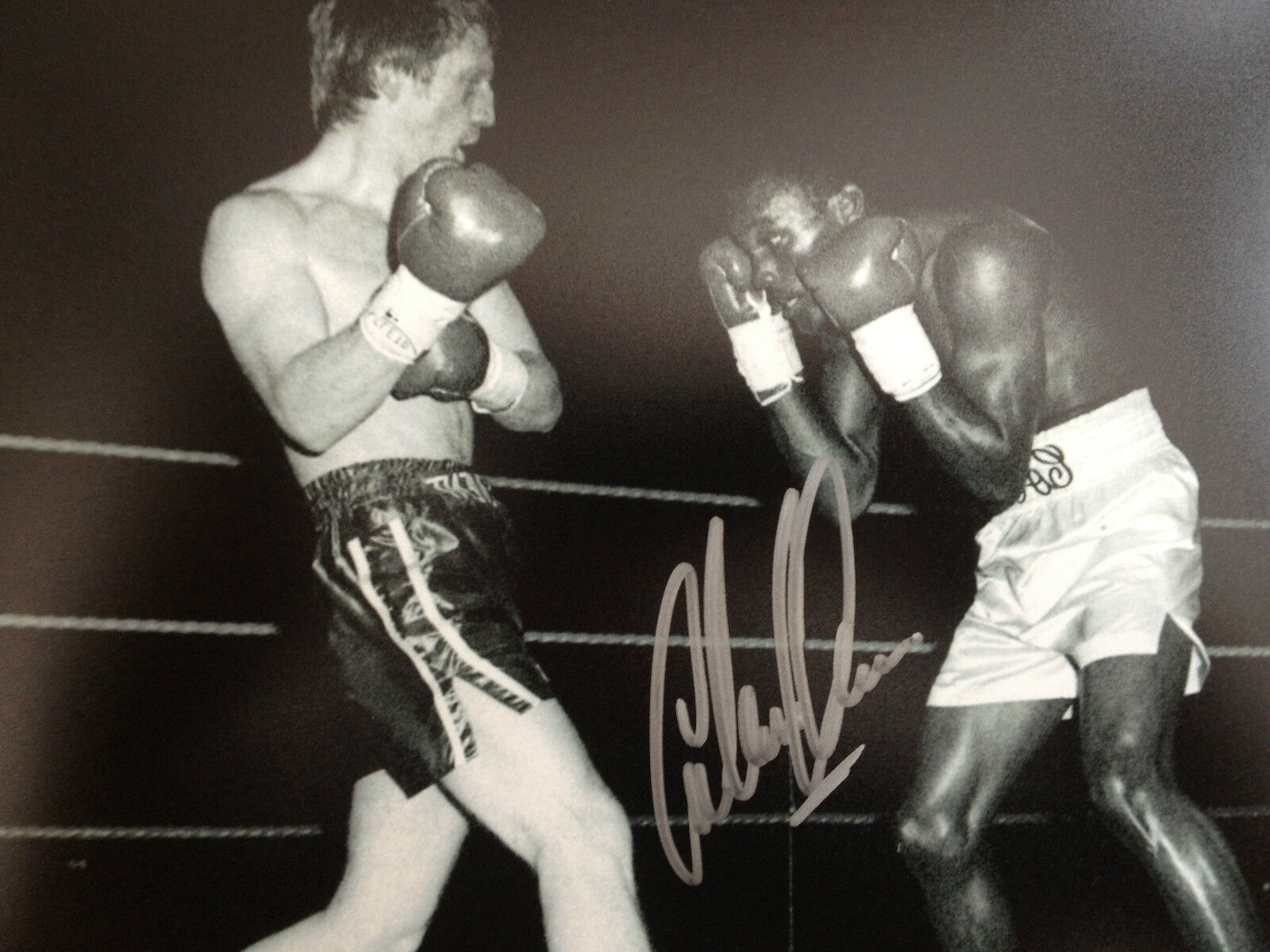 COLIN JONES - GREAT WELSH BOXER - EXCELLENT SIGNED B/W ACTION Photo Poster paintingGRAPH