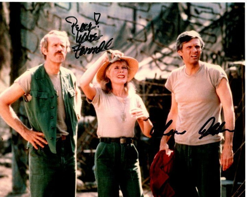 Alan alda and mike farrell signed autographed m*a*s*h 8x10 Photo Poster painting