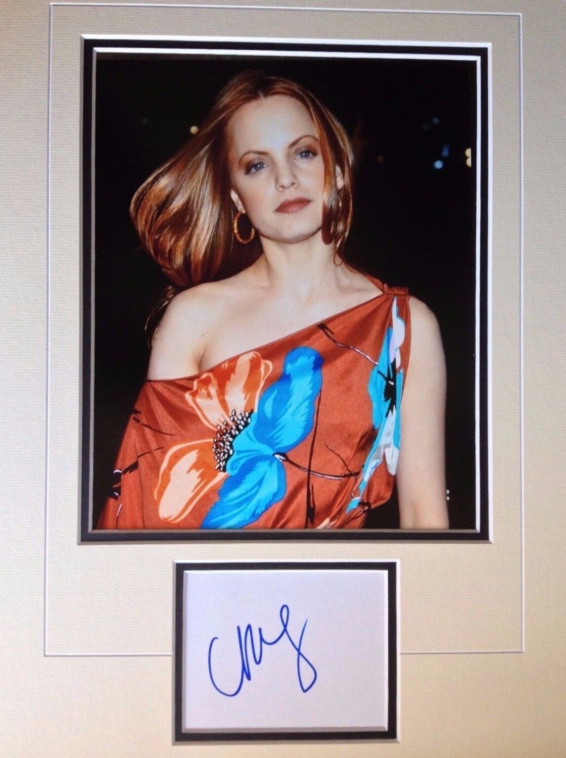 MENA SUVARI - AMERICAN ACTRESS & MODEL - STUNNING SIGNED Photo Poster painting DISPLAY