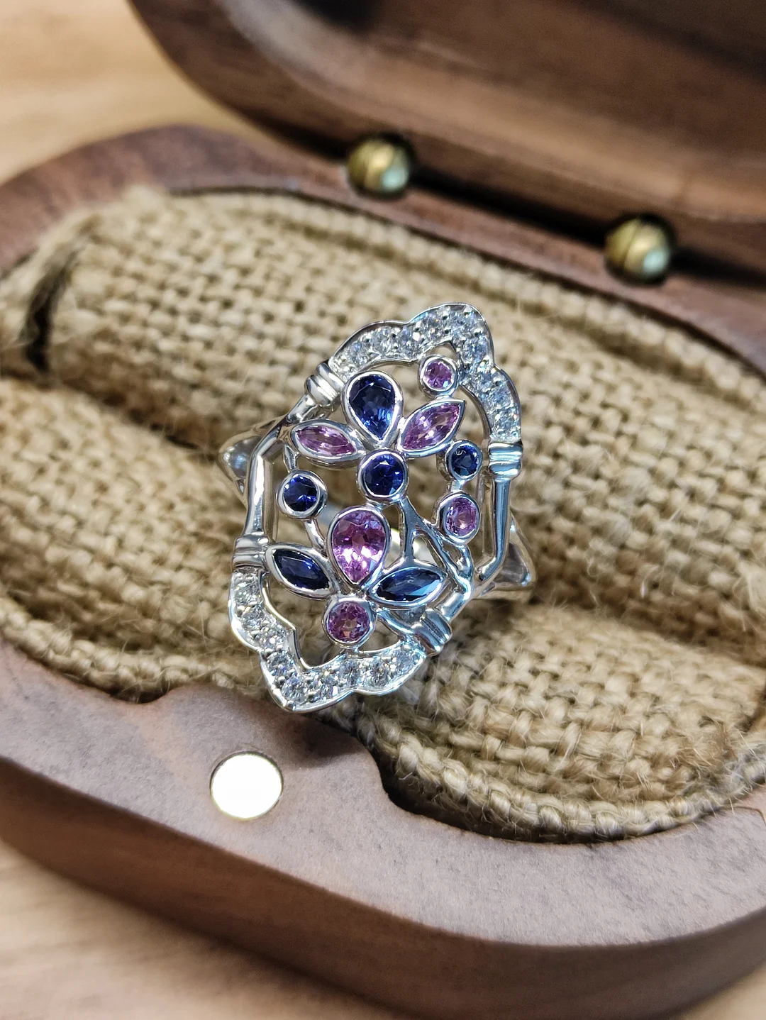 S415 【品牌】POLA蓝宝石花朵钻石镂空戒指750，蓝宝石0.60ct，钻石0.20ct，7.2g，12/51码【品牌货，配钻好白白闪闪，宫廷风，精品】