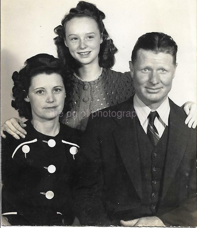 CLASSIC FAMILY PORTRAIT Found Photo Poster paintinggraph bwOriginal VINTAGE 02 13