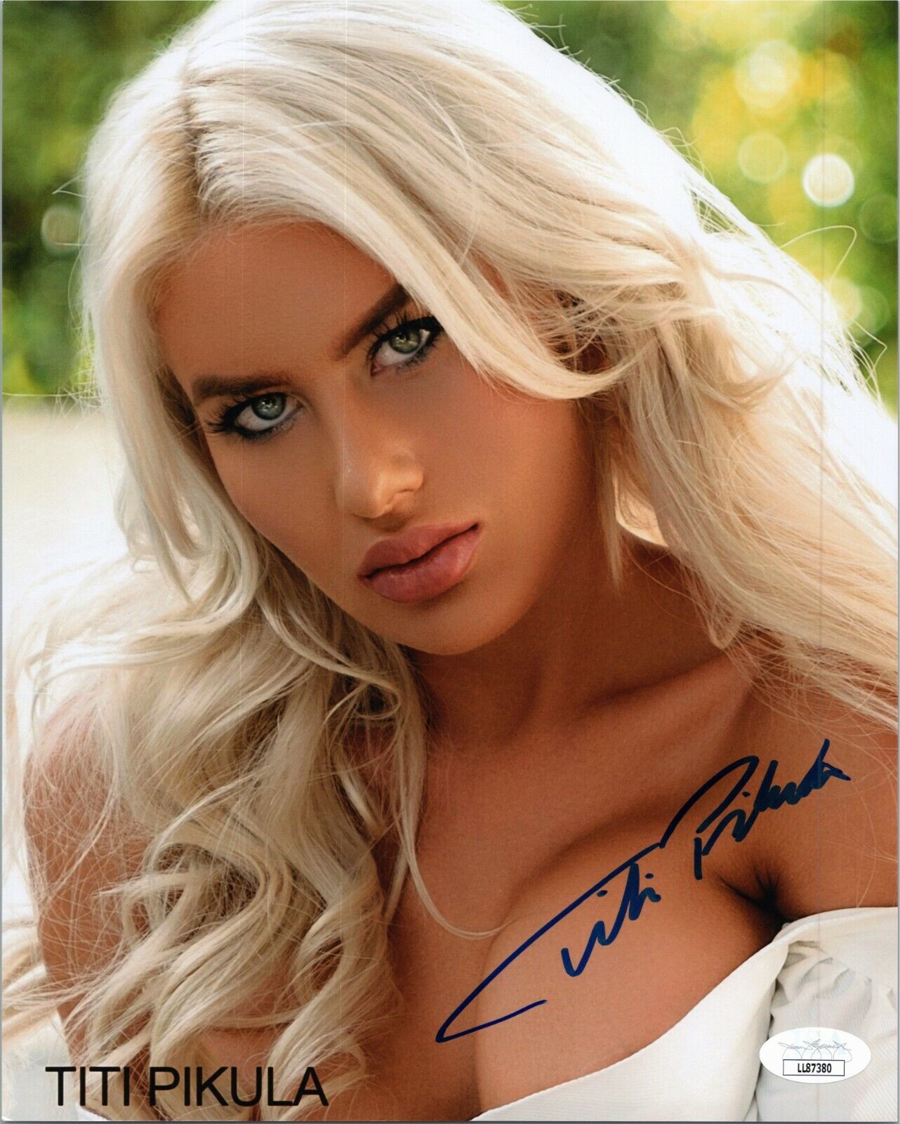 TITI PIKULA Authentic Hand-Signed SEXY Instagram Model