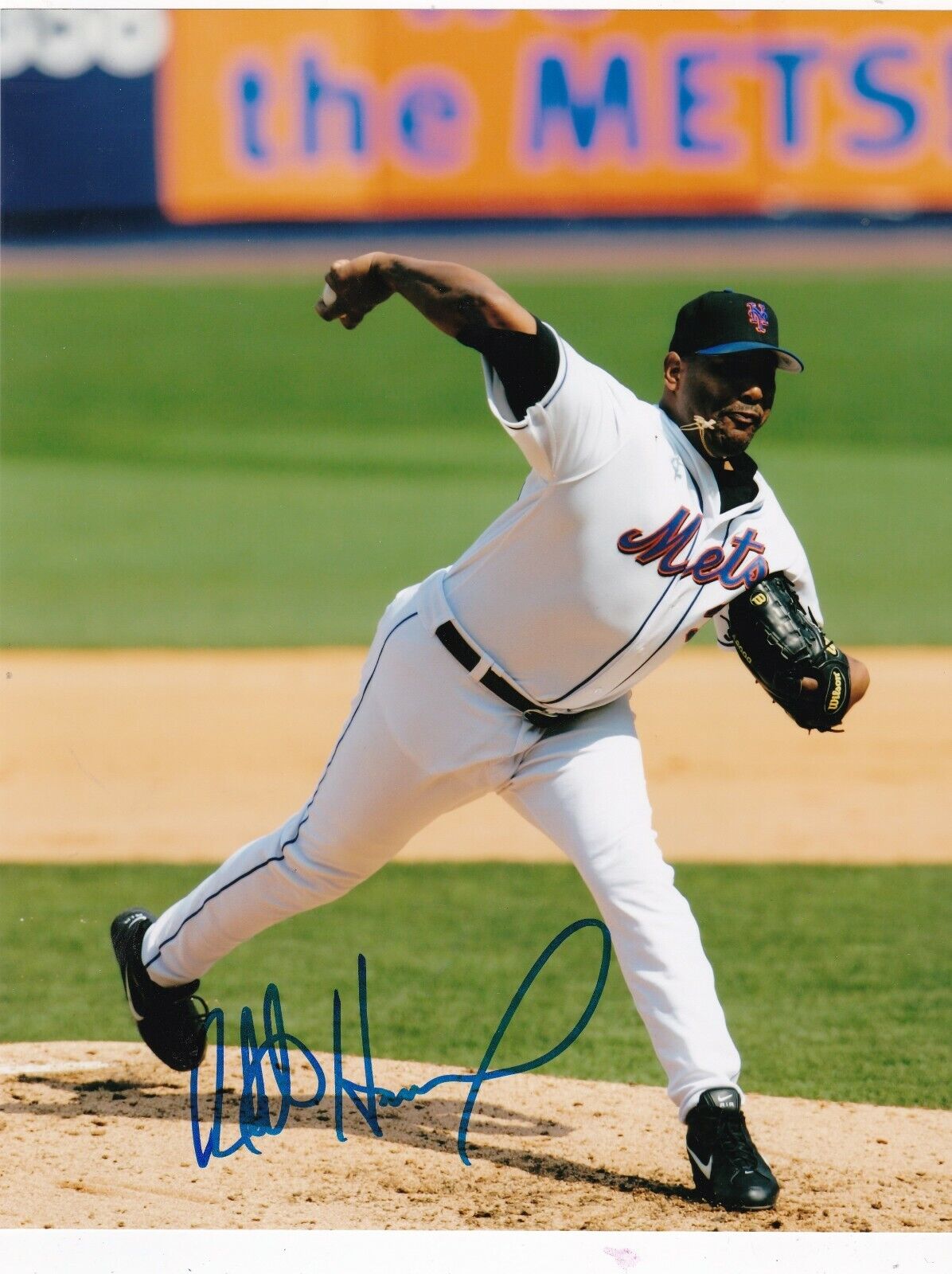 ROBERTO HERNANDEZ NEW YORK METS ACTION SIGNED 8x10