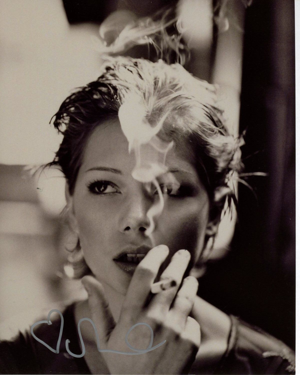 MICHELLE WILLIAMS Signed Autographed SMOKING Photo Poster painting