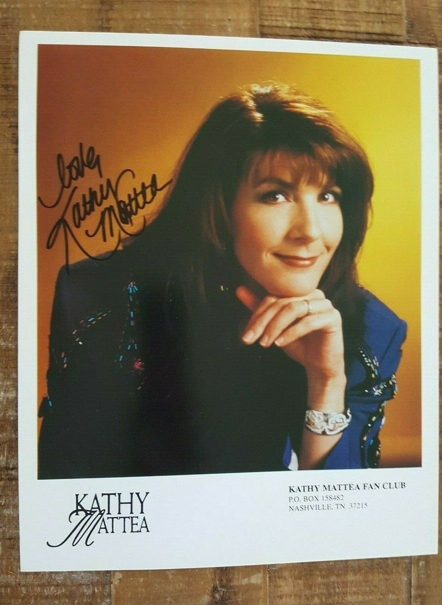 Signé & Inscrit Kathy Mattea Couleur Photo Poster painting - Fan Club Photo Poster painting (20.3cm x 25.4cm)