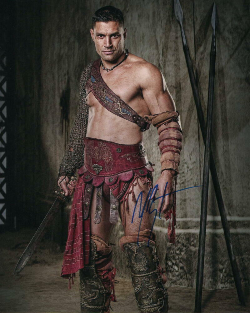 MANU BENNETT SIGNED AUTOGRAPH 8X10 Photo Poster painting - SHIRTLESS SPARTACUS STUD, THE HOBBIT