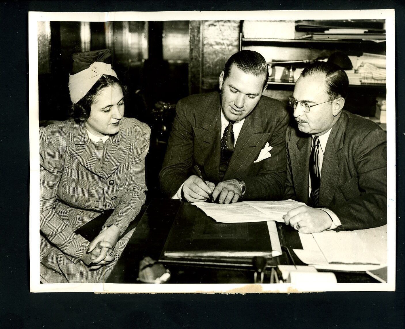 Dizzy Dean Chicago Cubs coach fills out draft questionnaire 1941 Press Photo Poster painting