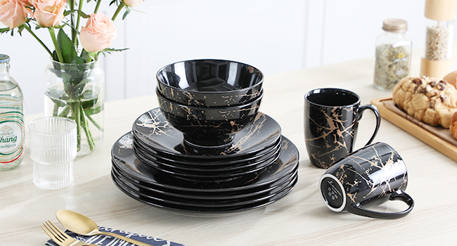 Black and gold dishes set