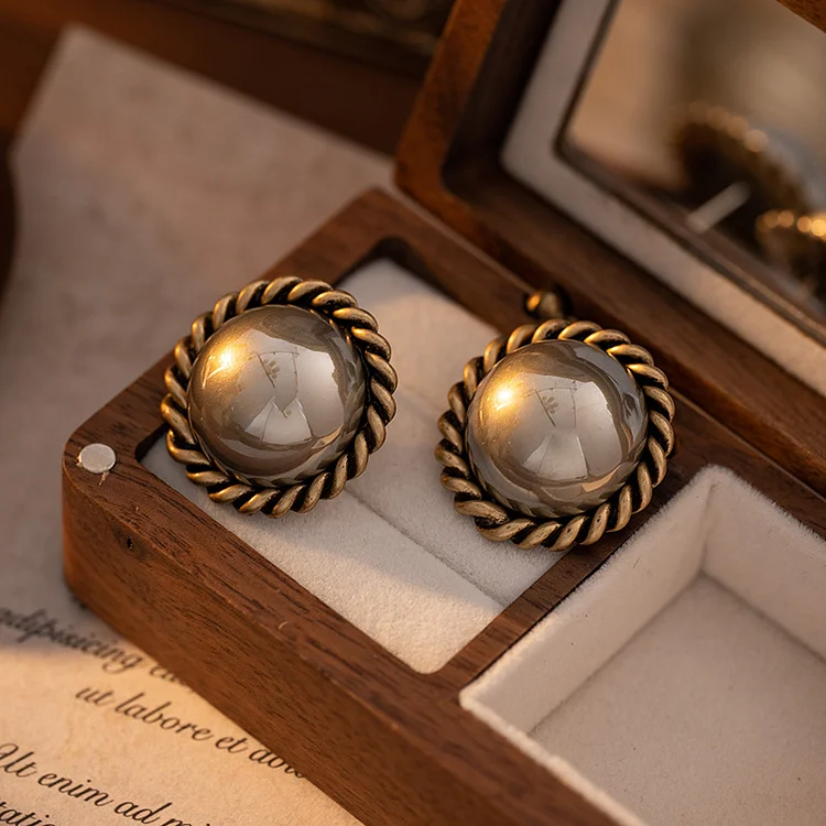 Versatile round earrings