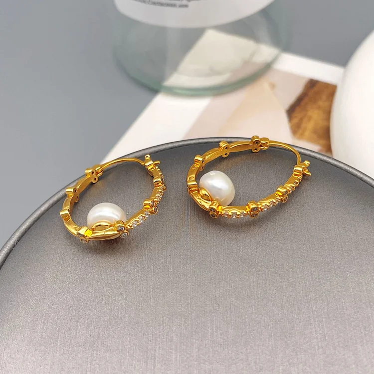 Vintage freshwater pearl U-shaped earrings