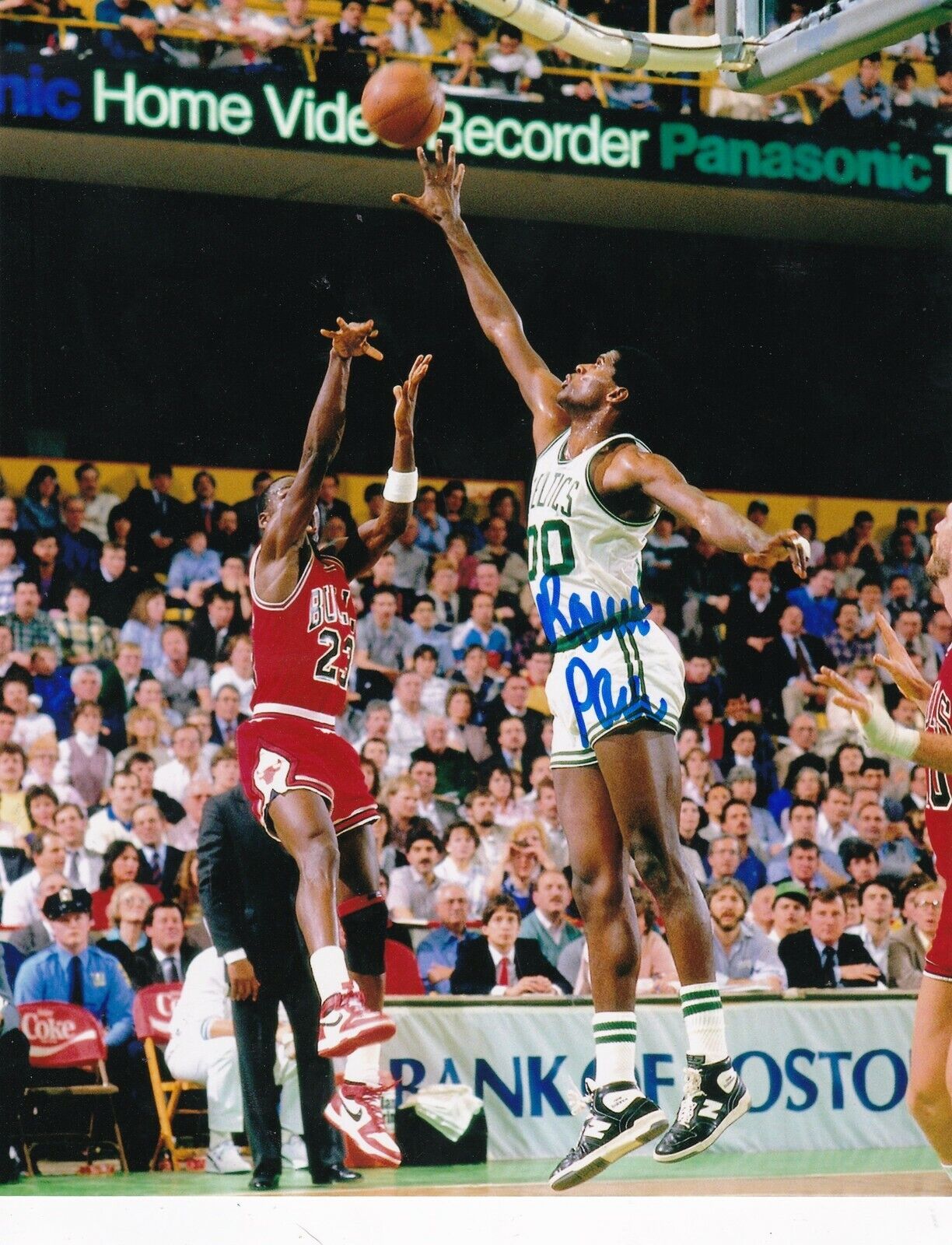 ROERT PARRISH BOSTON CELTICS W/ MICHAEL JORDAN ACTION SIGNED 8x10