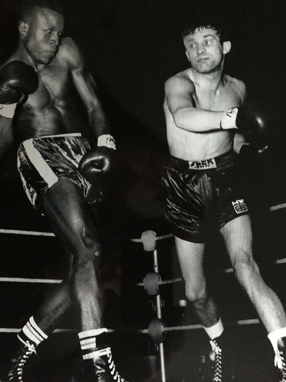 HOWARD WINSTONE - LEGENDARY WELSH BOXER - EXCELLENT UNSIGNED Photo Poster paintingGRAPH