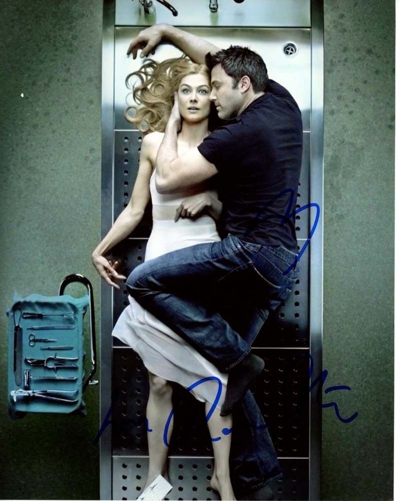 BEN AFFLECK and ROSAMUND PIKE signed GONE GIRL NICK & AMY 8x10 Photo Poster painting
