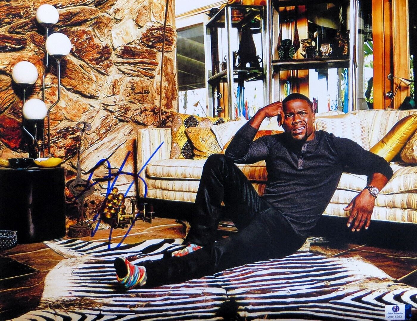 Kevin Hart Signed Autographed 11X14 Photo Poster painting Puzzled Look Living Room GV816263