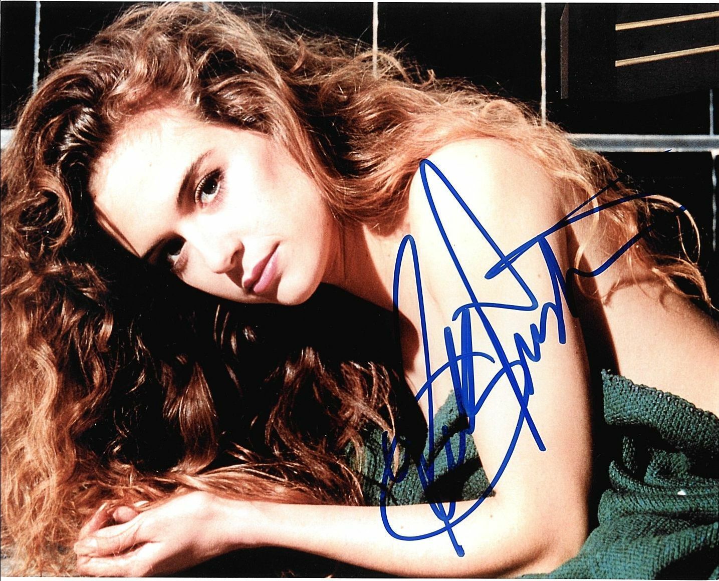 KELLY PRESTON, (DECEASED) ACTRESS, MODEL 8X10 SIGNED WITH COA