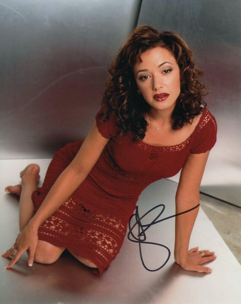 LEAH REMINI SIGNED AUTOGRAPH 8X10 Photo Poster painting - SEXY KING OF QUEENS BAREFOOT BEAUTY