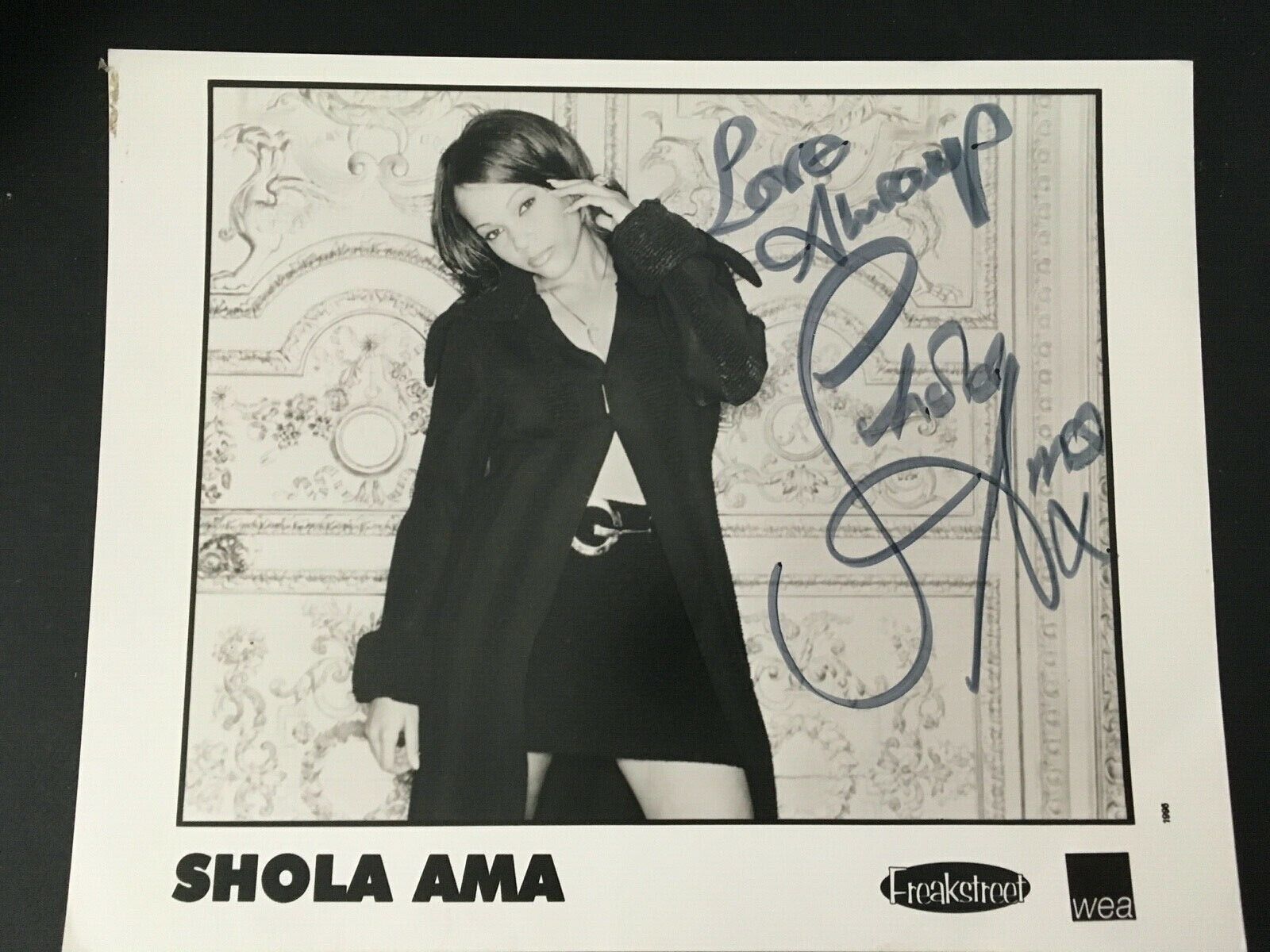 SHOLA AMA - CHART TOPPING SINGER - EXCELLENT SIGNED PROMO Photo Poster paintingGRAPH